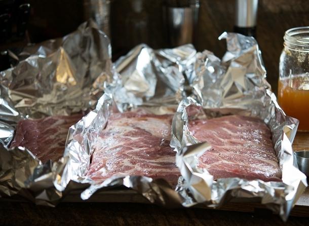 Како укусно пецење свињетине у фолији у пећници: корак по корак рецепт