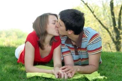 Први пољубац или Како разумети да те тип жели да те пољуби?